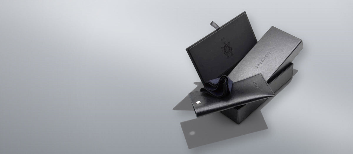 Minimal, logo-free Lavunett sunglasses packaging