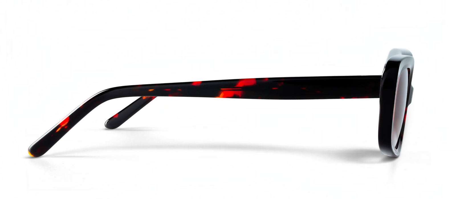 lavunett Jackie Brown round sunglasses in tortoiseshell acetate with polarised lenses, view 3
