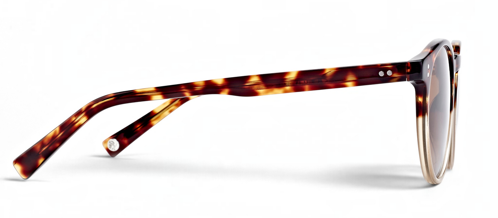 lavunett Caramel round sunglasses in tortoiseshell acetate and metal with polarised lenses, view 3